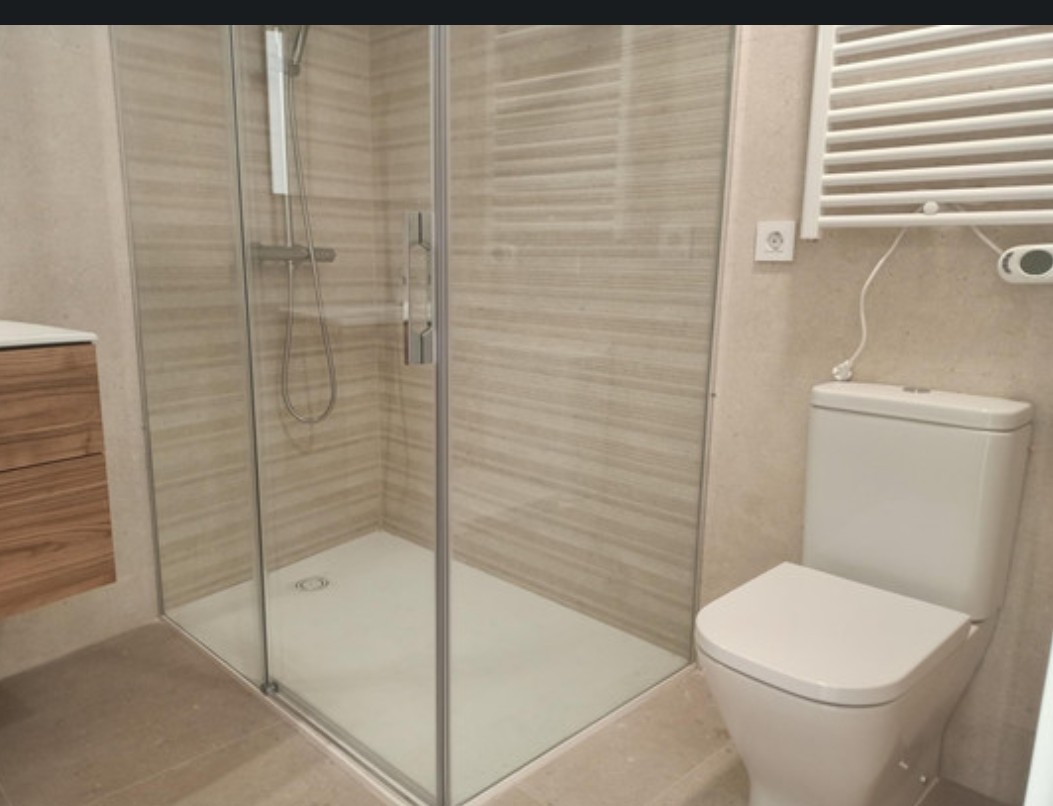 Baño con plato de ducha reformado