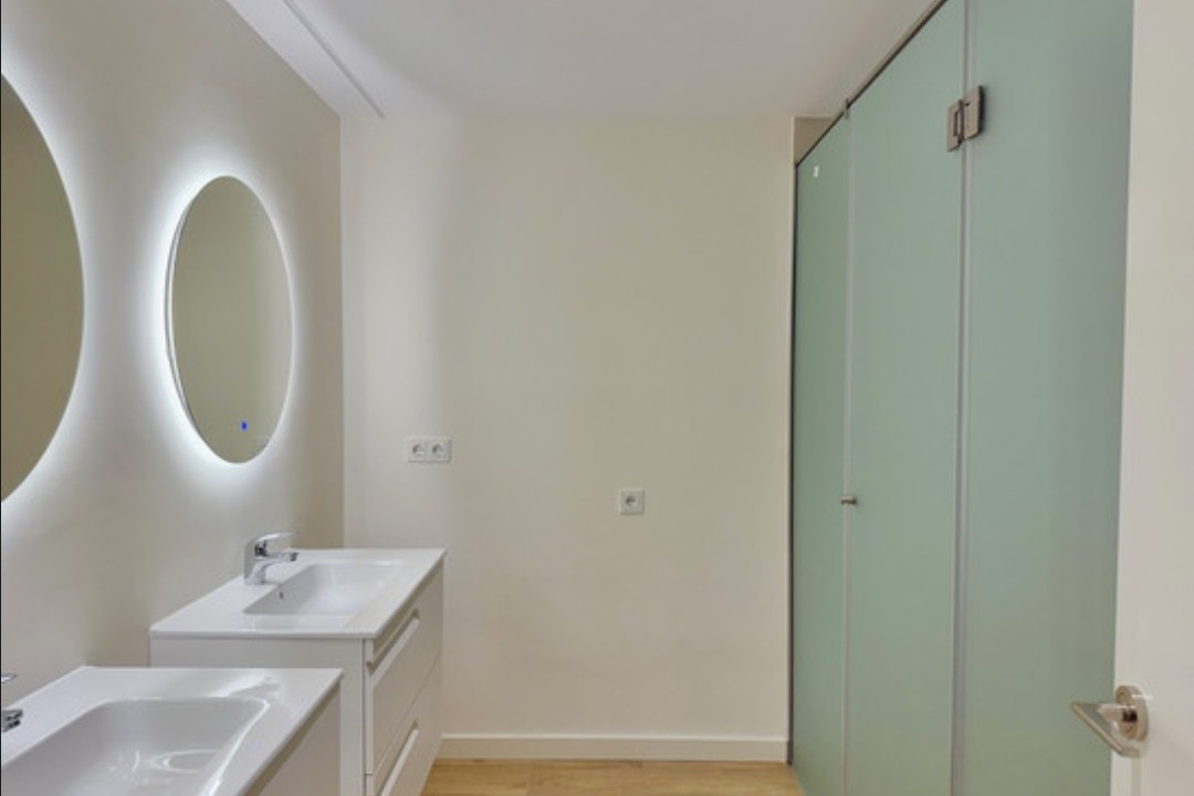 Baño reformado con doble lavabo