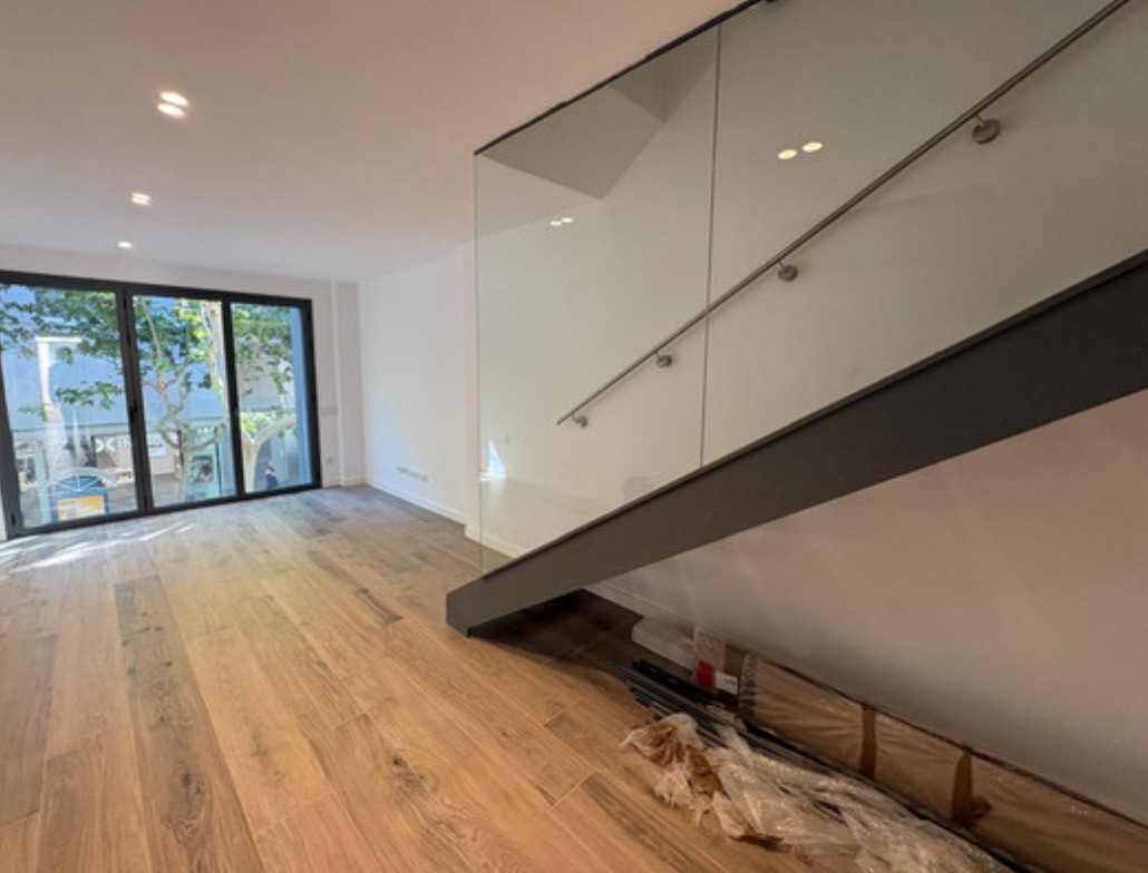 Salón reformado con salida a terraza